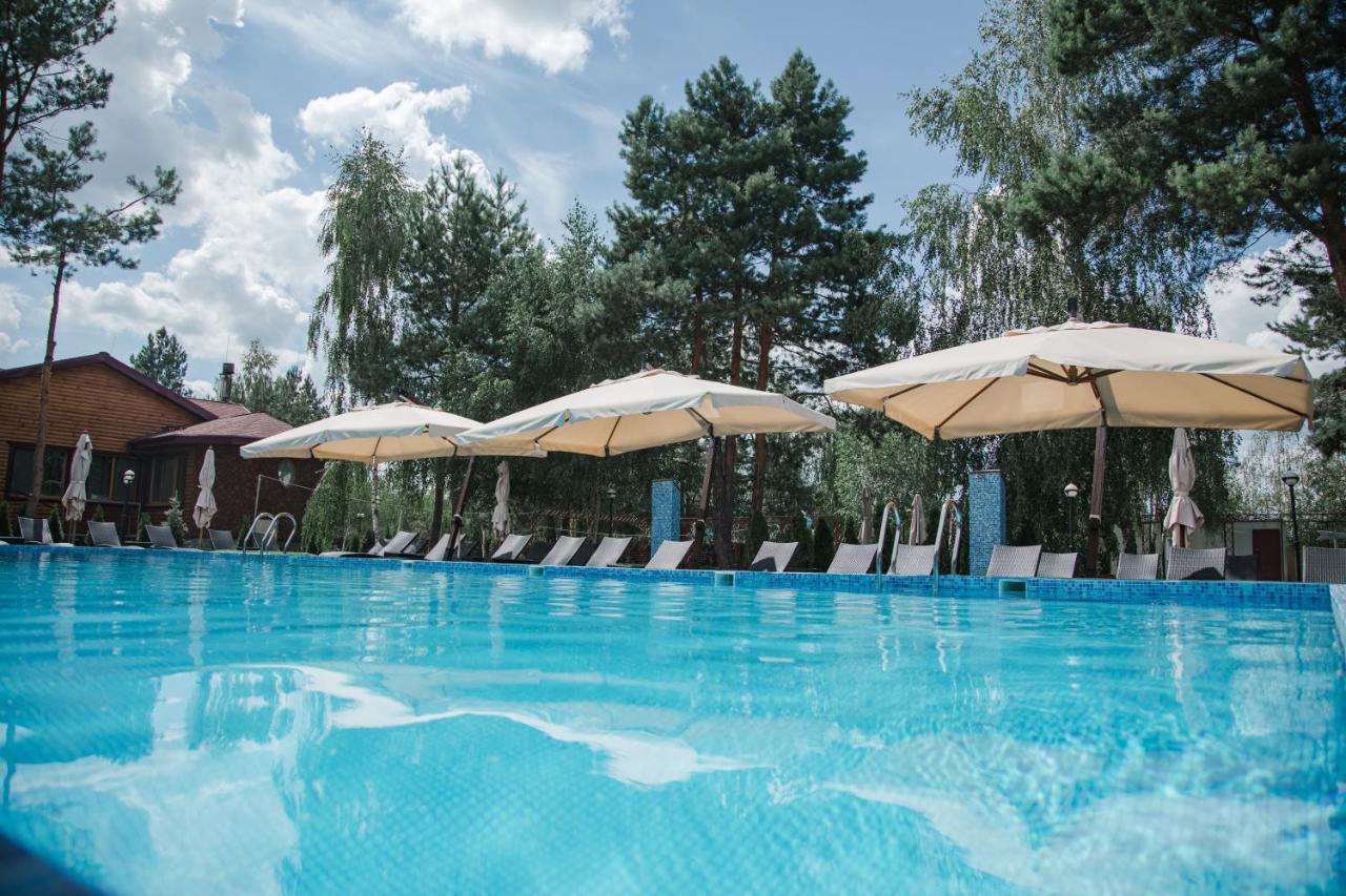 Загородный Отельно-Ресторанный Комплекс "Четыре Сезона" Pylypovychi Exterior foto